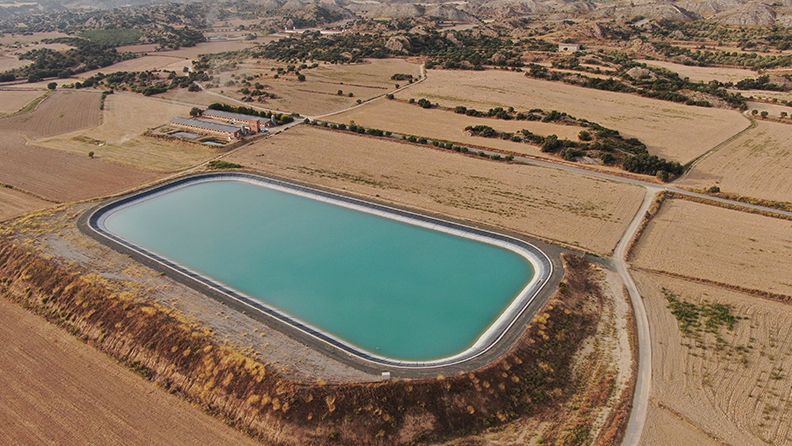 Embalse de riego para la agricultura
