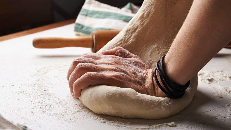 Persona amasando pan, límite del precio de alimentos básicos