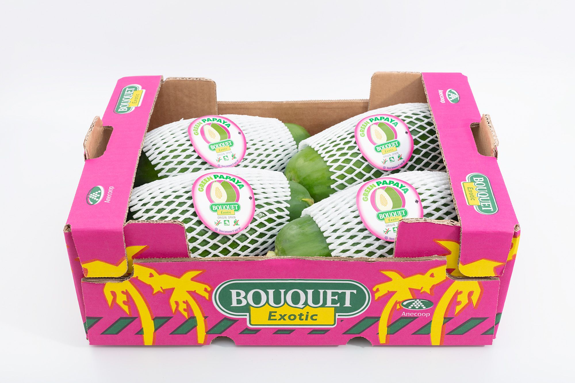 Papaya verde empaquetada para su venta en una caja
