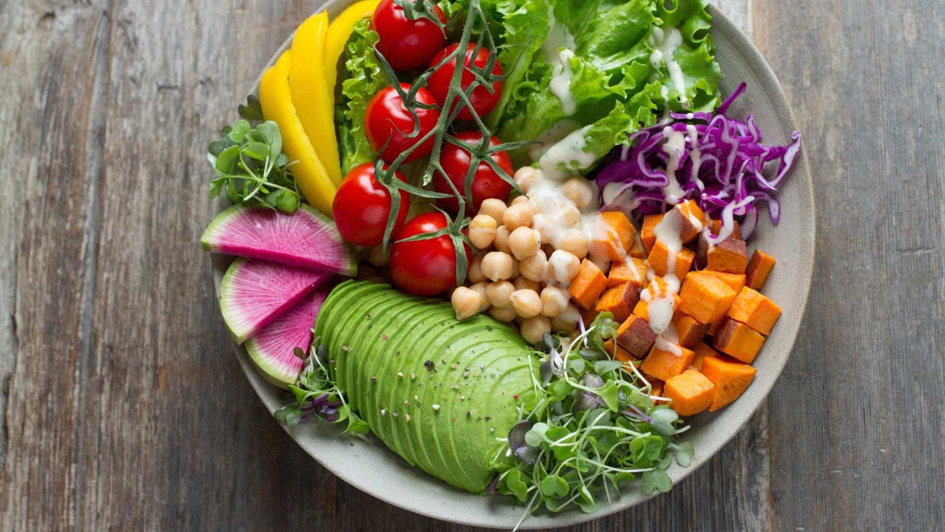 Fuente de frutas y hortalizas variadas, representa el IPC interanual de los alimentos en España 