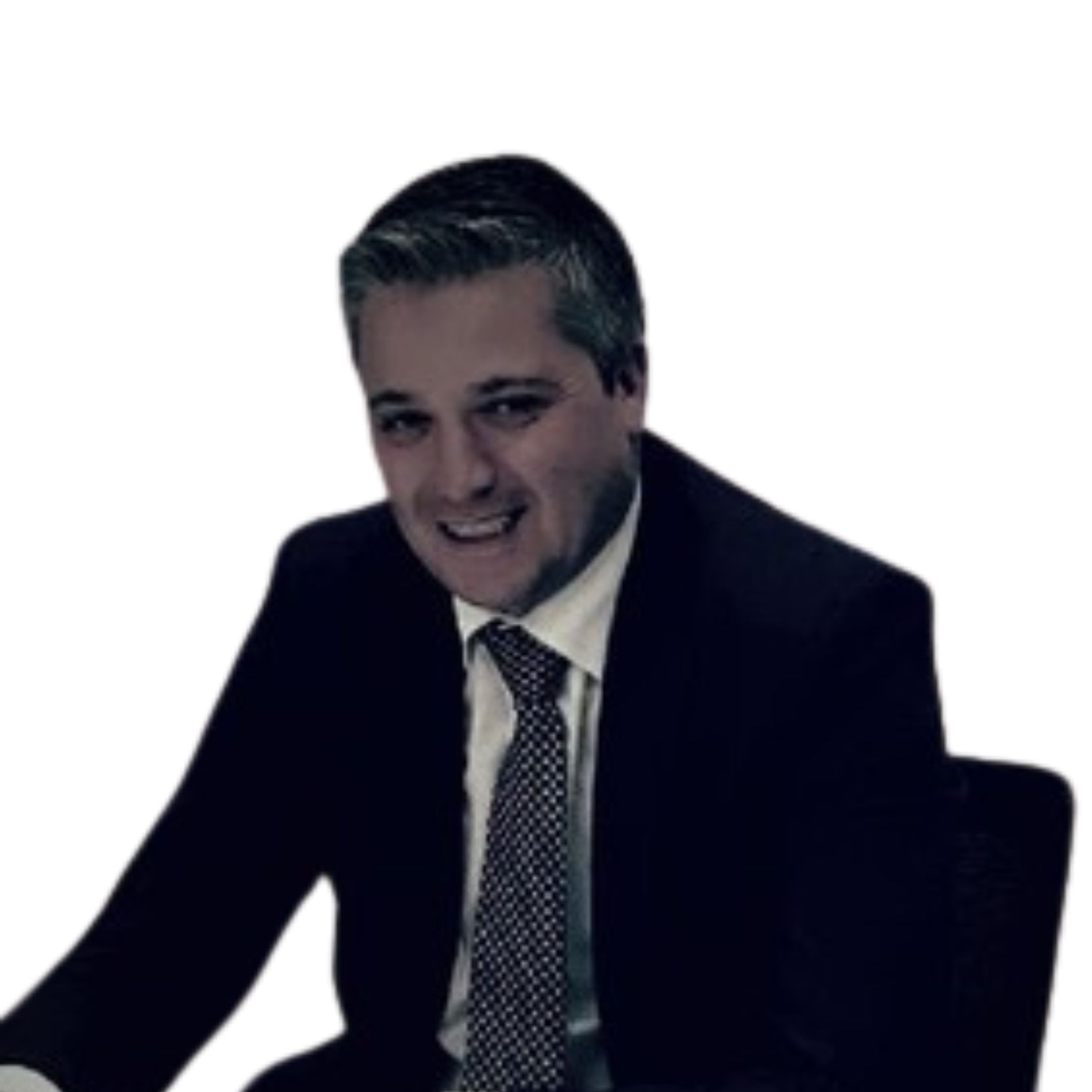 Un hombre sonriente con traje y corbata sobre un fondo blanco. Un hombre sonriente con traje y corbata sobre un fondo blanco.