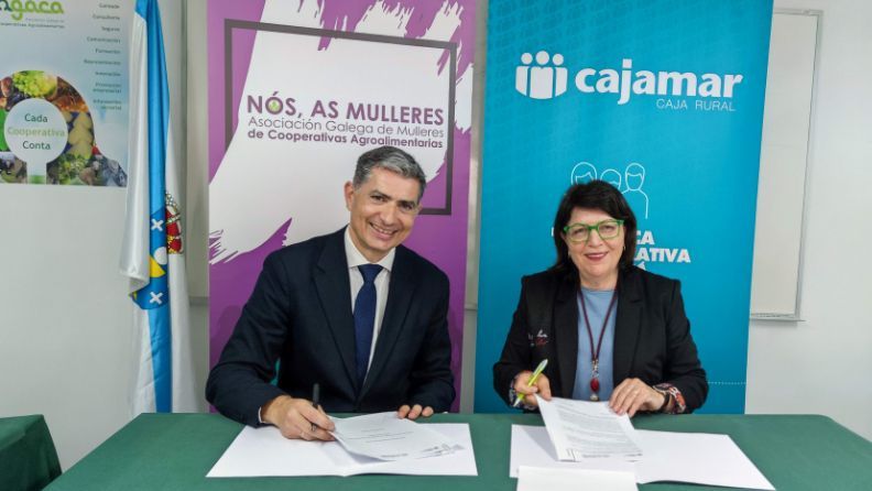 Dos personas firman un acuerdo en representación de sus organizaciones.