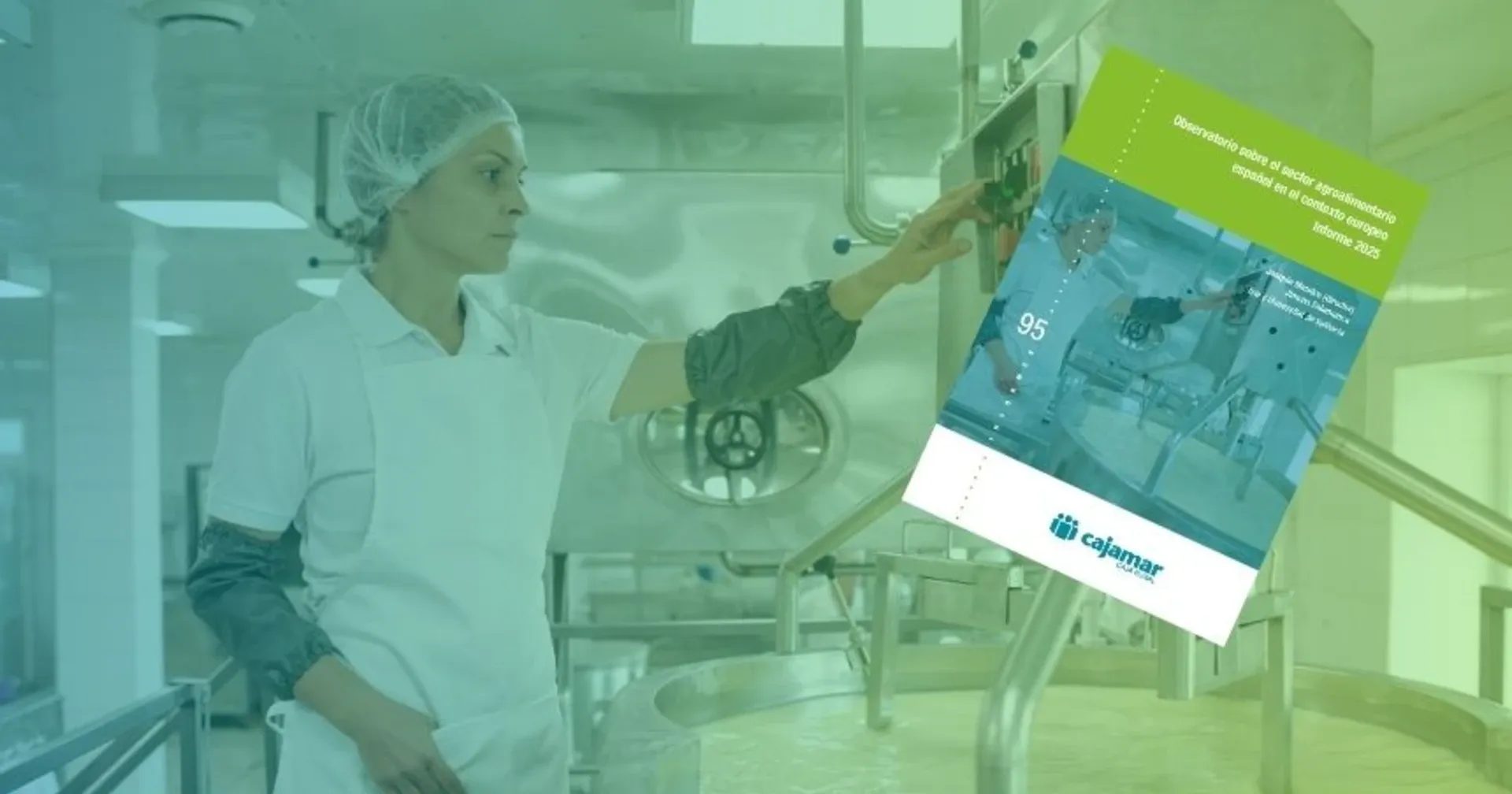 Mujer con uniforme de trabajo operando maquinaria en una instalación industrial.