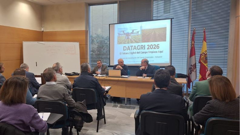Hombre frente a pantalla dando presentación en DATAGRI 2026 reunión.