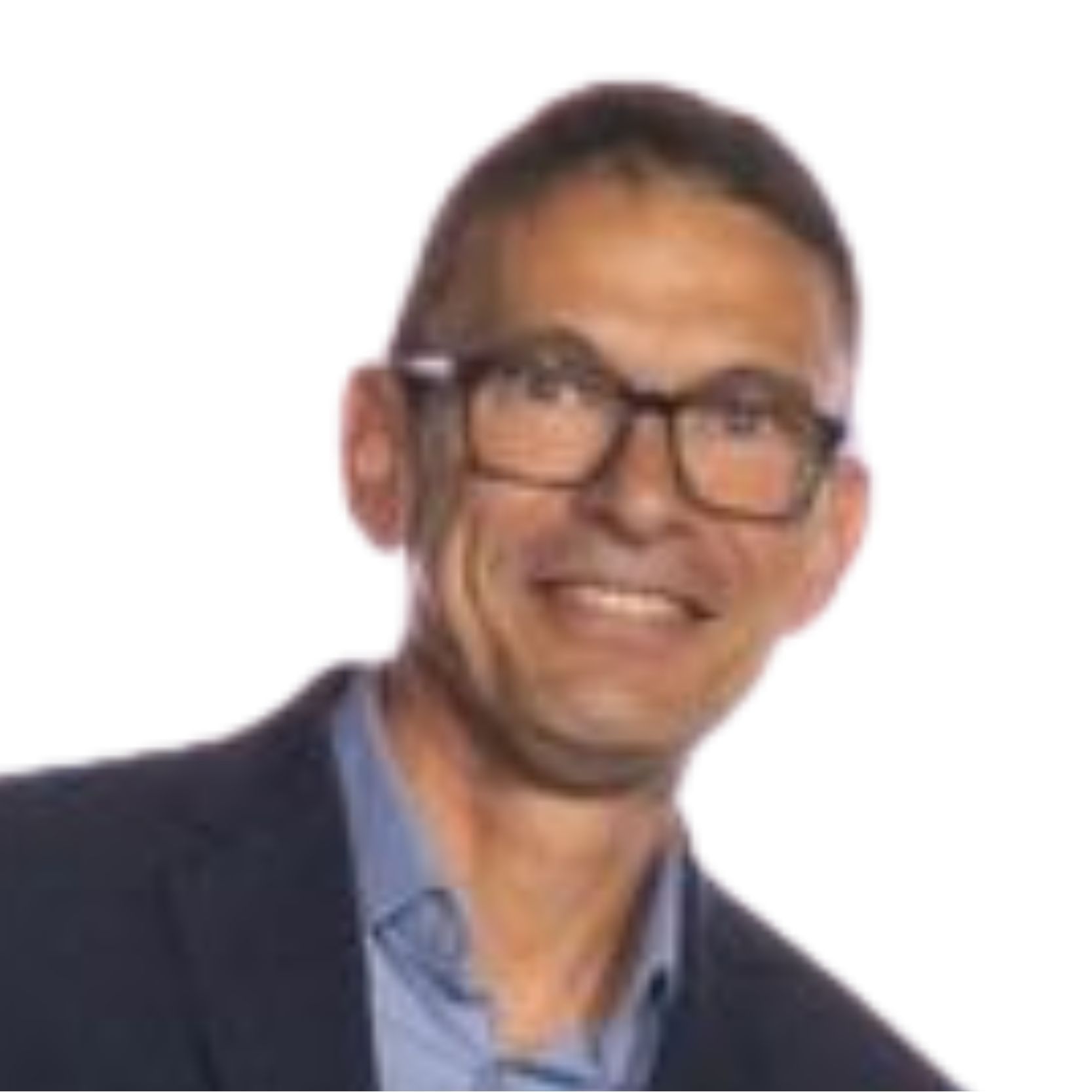 Hombre sonriente con gafas y traje oscuro.