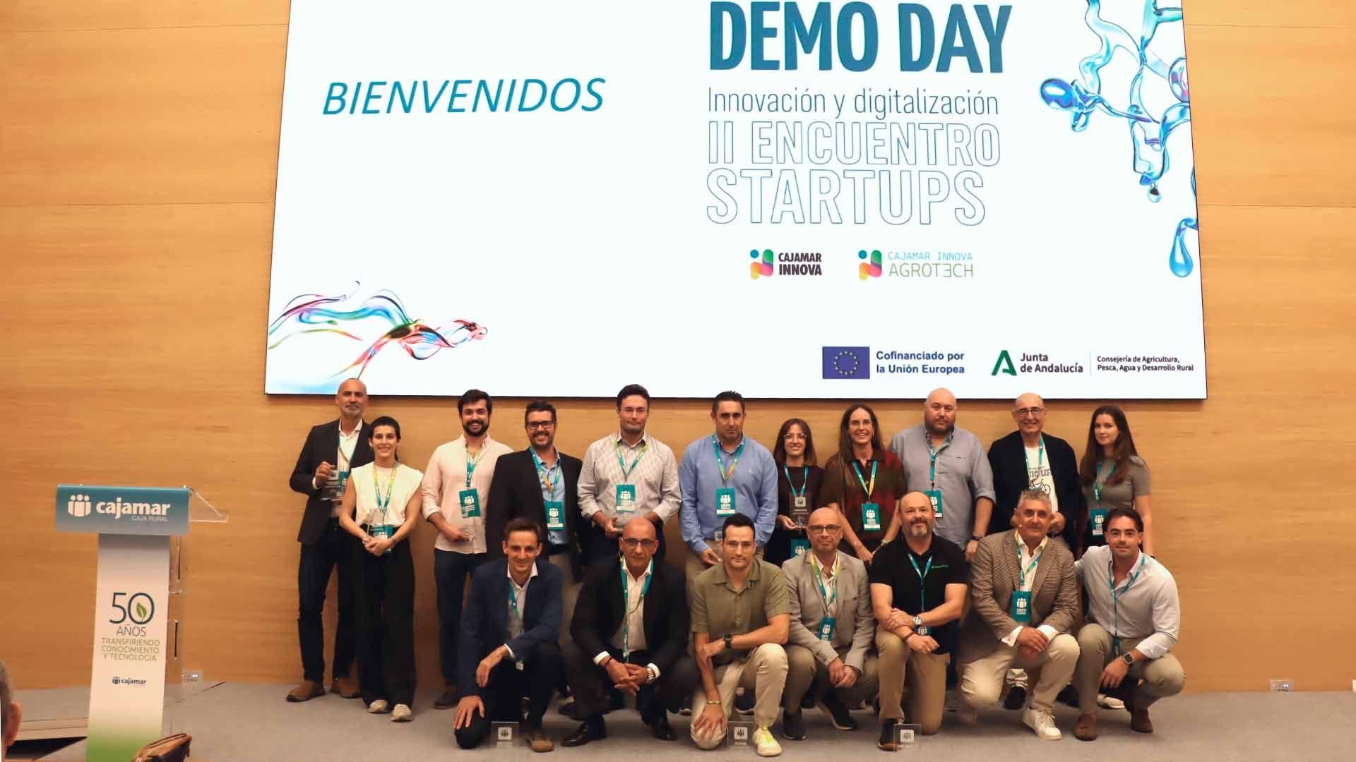 Un grupo de personas en una presentación, con algunos de ellos llevando premios.