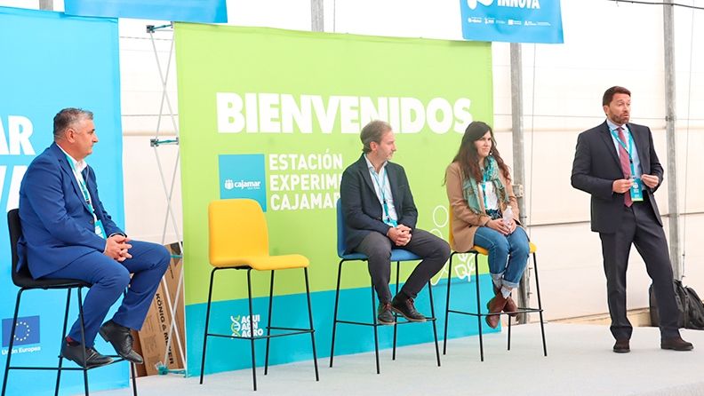 De izquierda a derecha: Juan Carlos Gázquez, director adjunto de Cajamar Innova; Enrique Gutiérrez, director de Innovación de Hidralia; Gabriel Sevillano, gerente de Agua para Agricultura en ACCIONA y Paula Ruiz, directora de I+D+i y Sostenibilidad de TROPS.