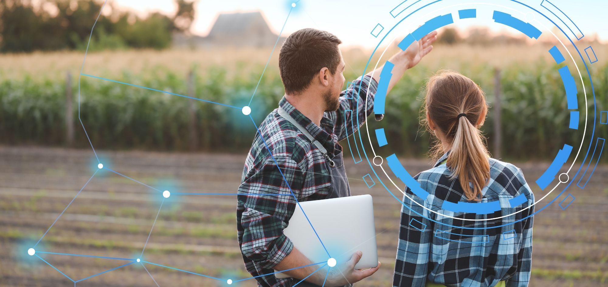 BÁSICO | Transformación Digital y Sostenible en la Gestión Agraria | MURCIA Dos personas en un campo, uno con un portátil, sonrientes.