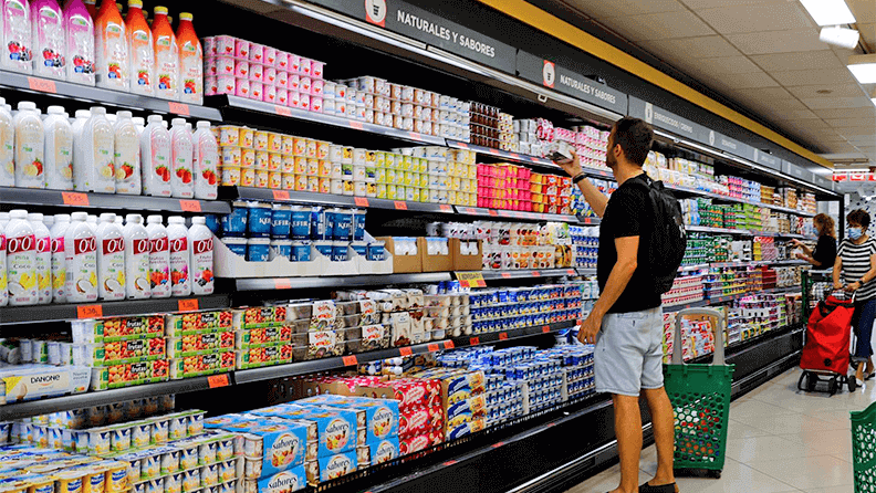 Un joven hace la compra en un supermercado de Madrid. Efeagro/Luis Millán