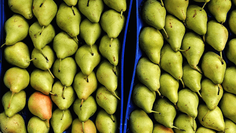 Cajas de peras en una frutería. EFE/Paco Torrente