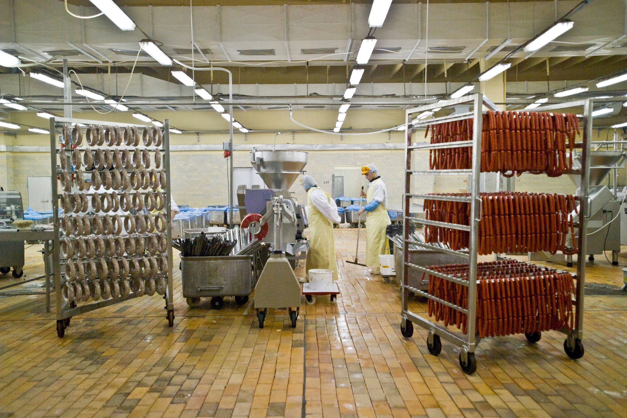 Personas trabajando en una fábrica de productos cárnicos