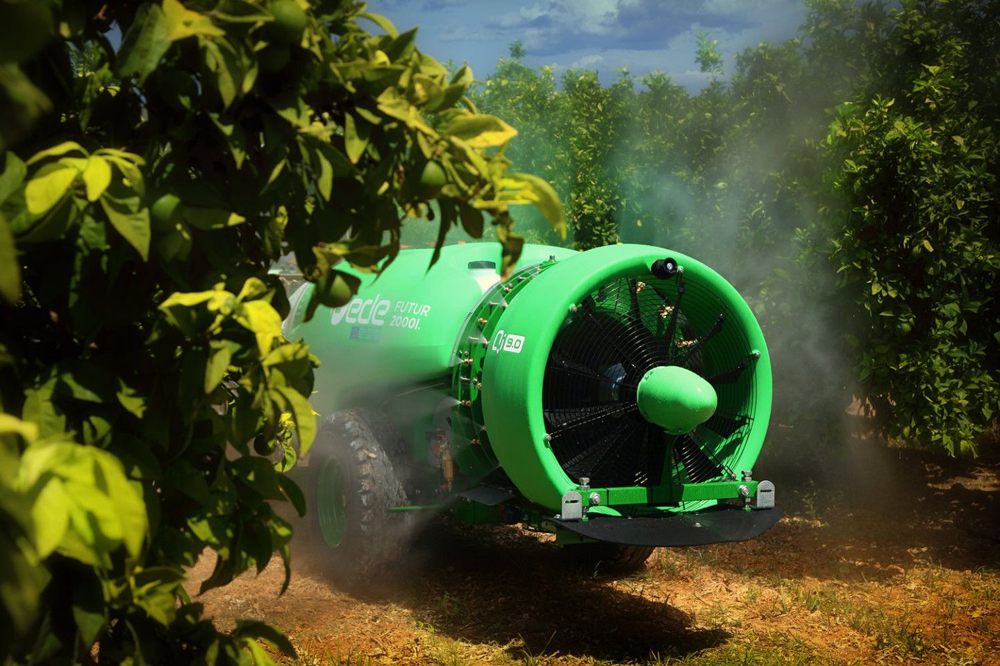 Maquinaria pulverizando en un cultivo