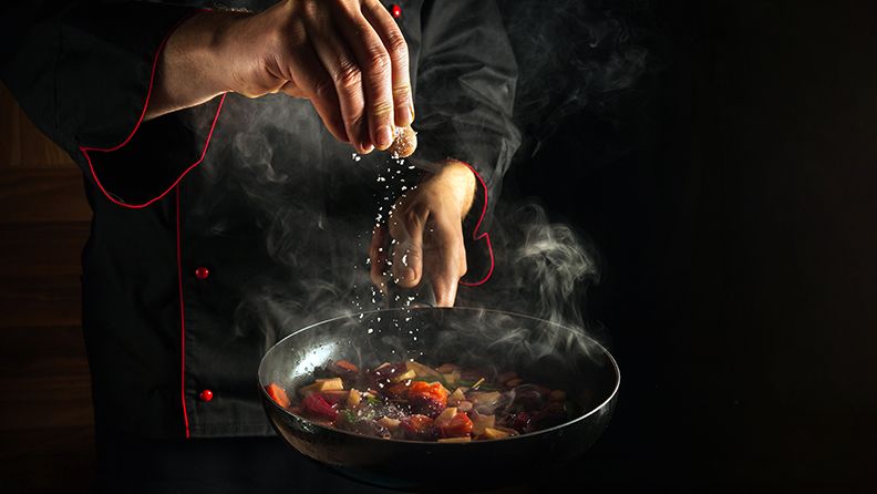 Chef profesional preparando una comida para ser servida en un restaurante