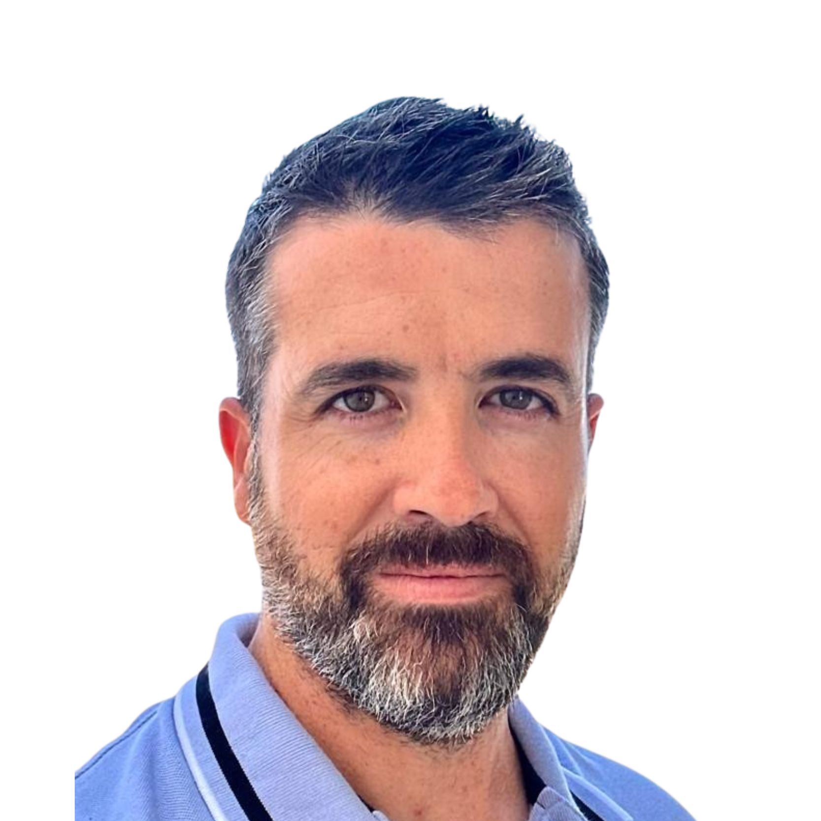 Hombre moreno con barba y polo azul