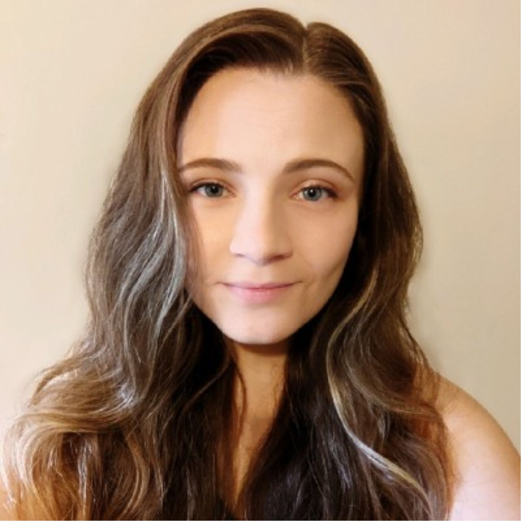 Mujer con cabello castaño claro y ojos azules mirando directamente a la cámara. Mujer con cabello castaño claro y ojos azules mirando directamente a la cámara.