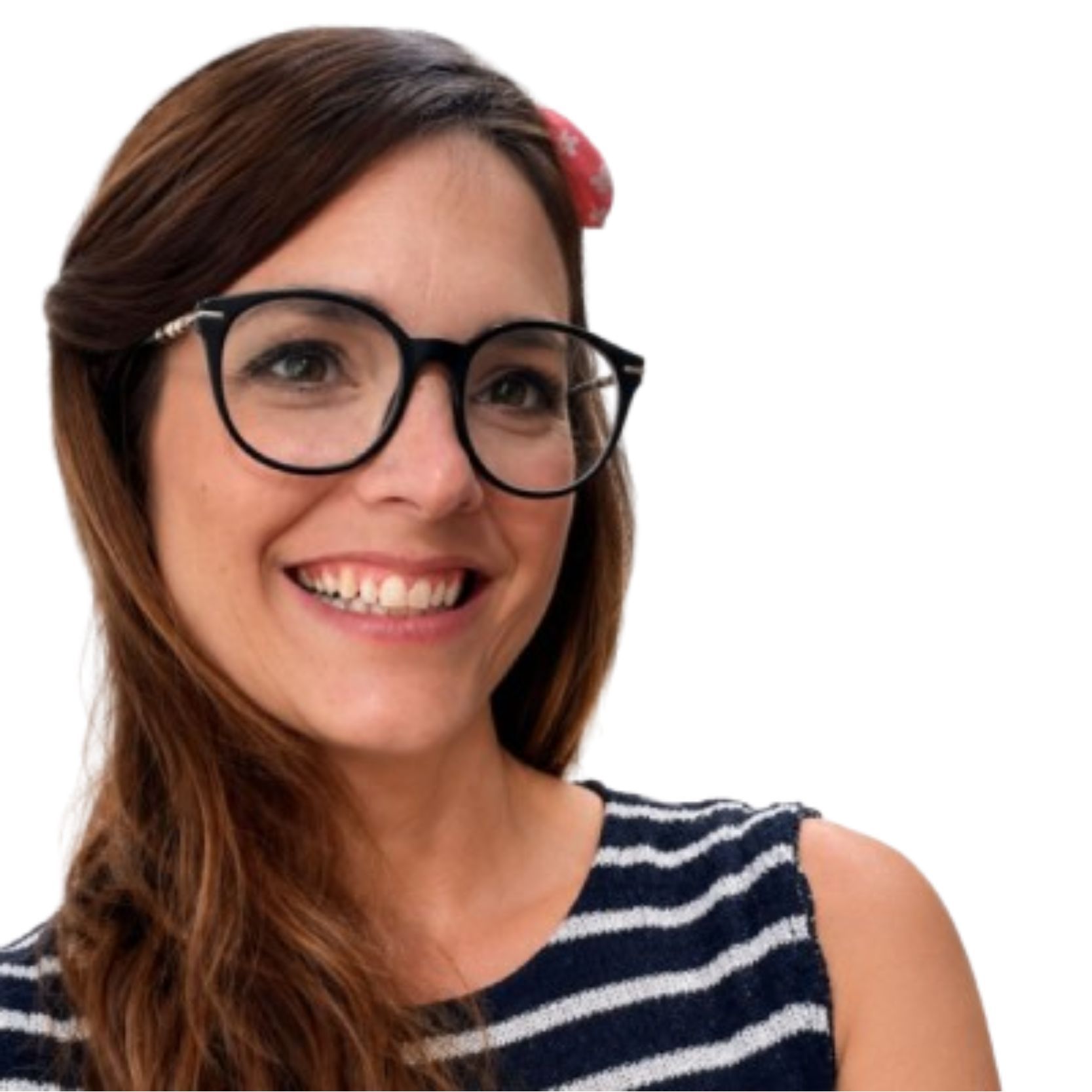 Mujer sonriendo con gafas y un pañuelo en el pelo sobre fondo blanco.