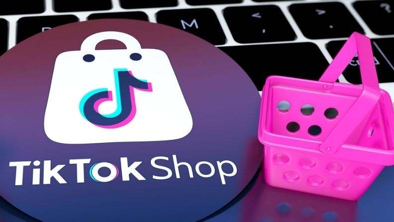 Imagen de logo Tik Tok junto a cesta de la compra sobre un teclado de ordenador.