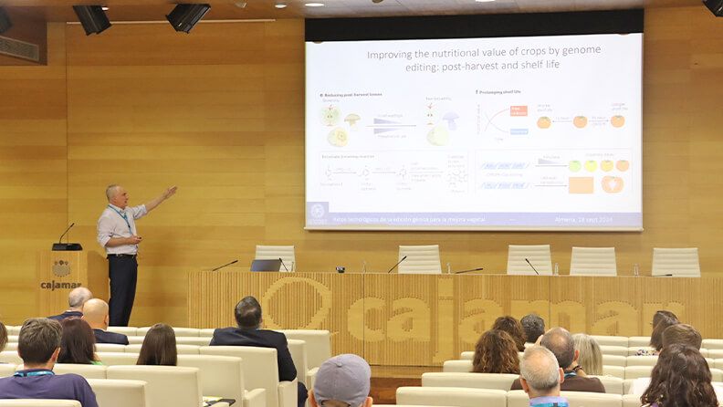 Un momento de la ponencia de Rafael Lozano Ruiz, catedrático de Universidad del Área de Genética en la Universidad de Almería.