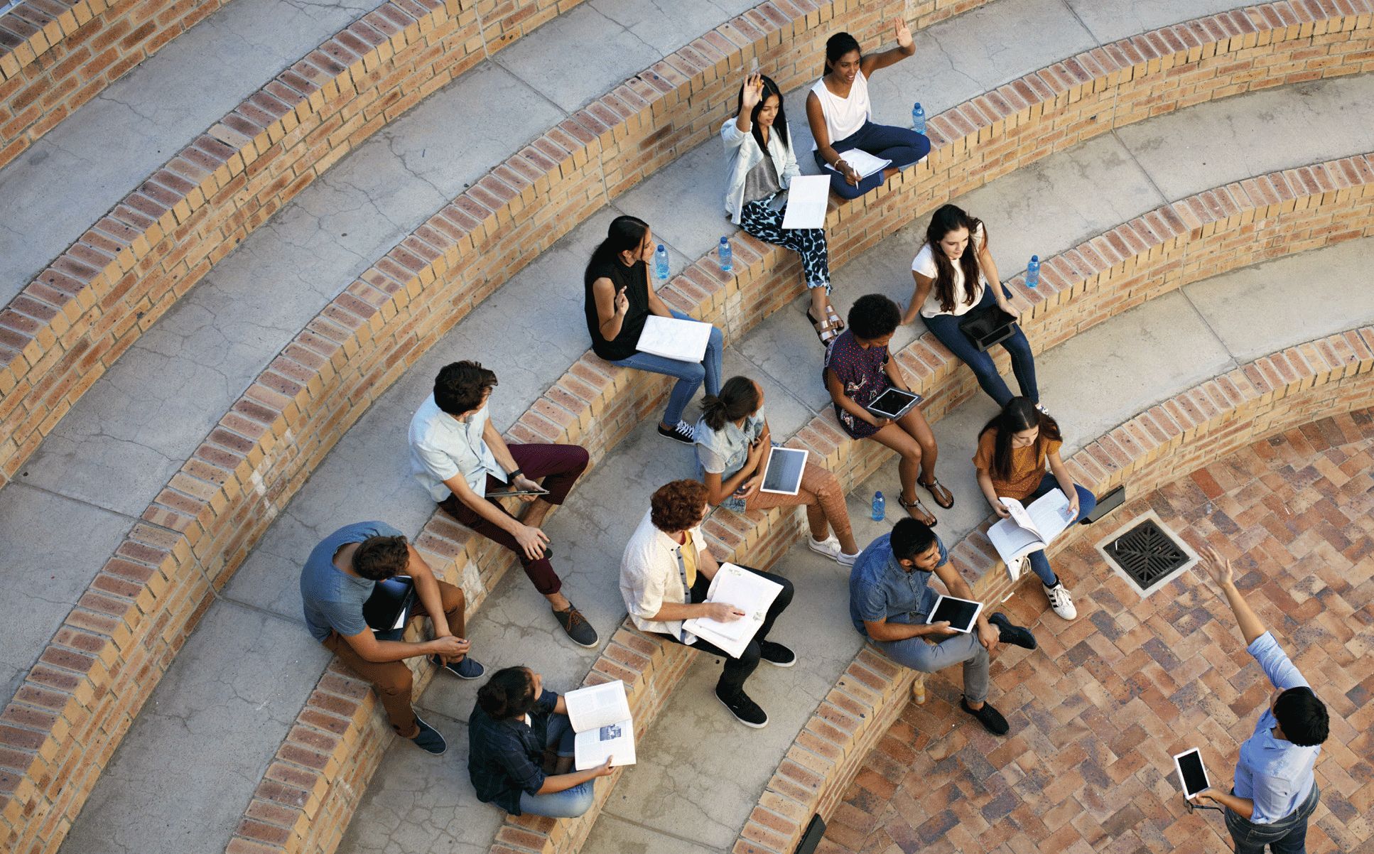 Foto personas atendiendo clase. Formación y competitividad, apuesta por el talento