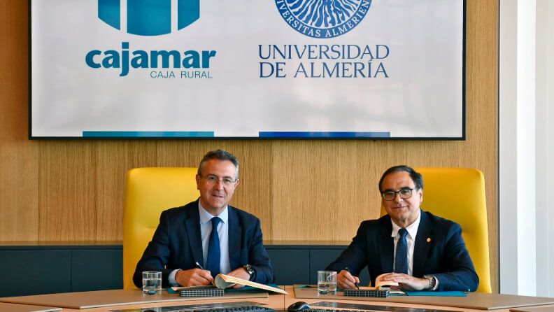 El rector de la Universidad de Almería, José Joaquín Céspedes Lorente, y el presidente de Cajamar, Eduardo Baamonde Noche.