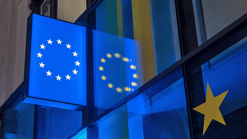 Bandera de la Unión Europea reflejada en un edificio