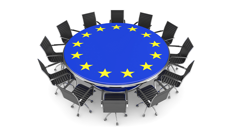 Mesa de debate con la bandera europea