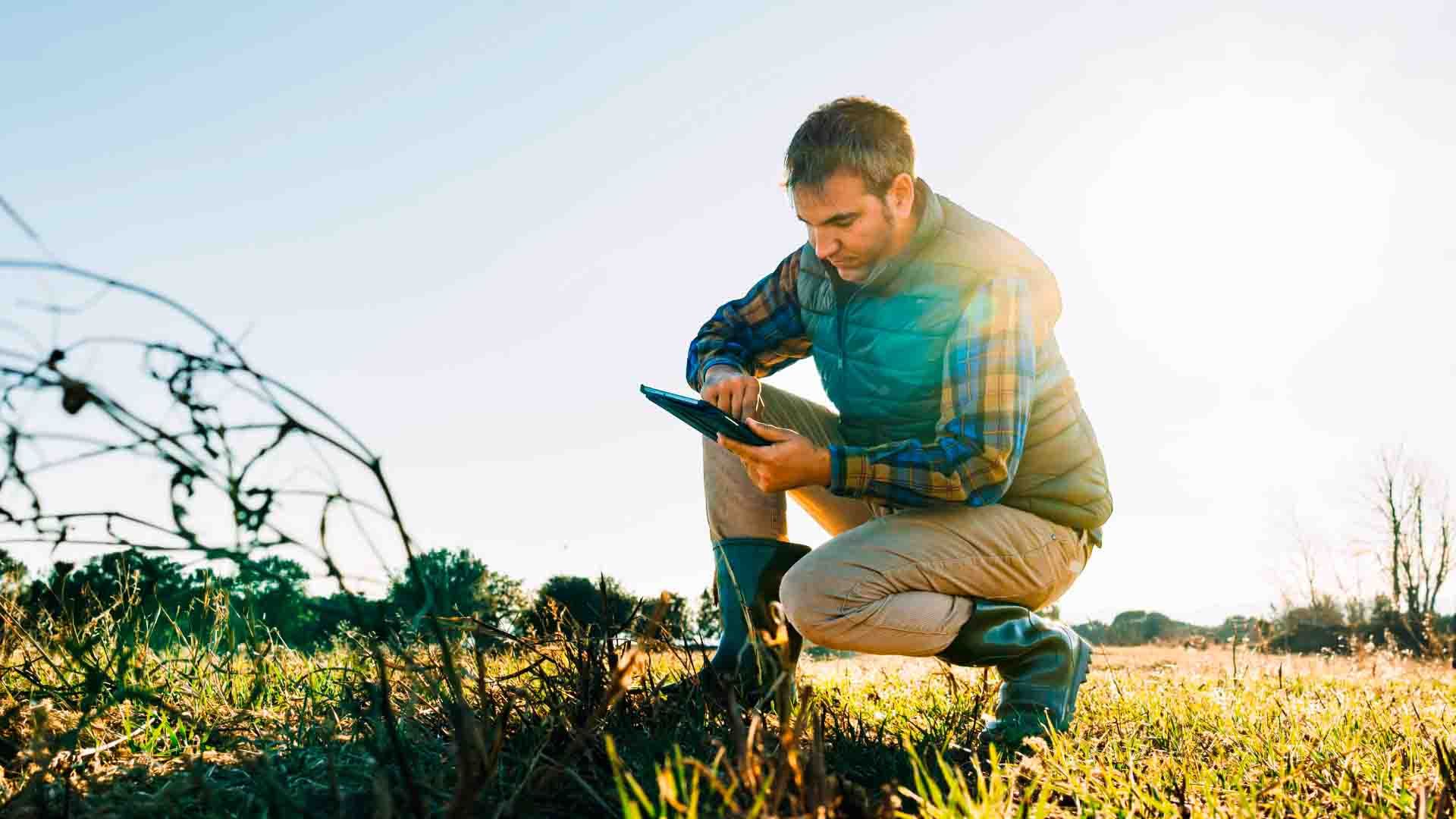 Agricultor Joven con una Tablet