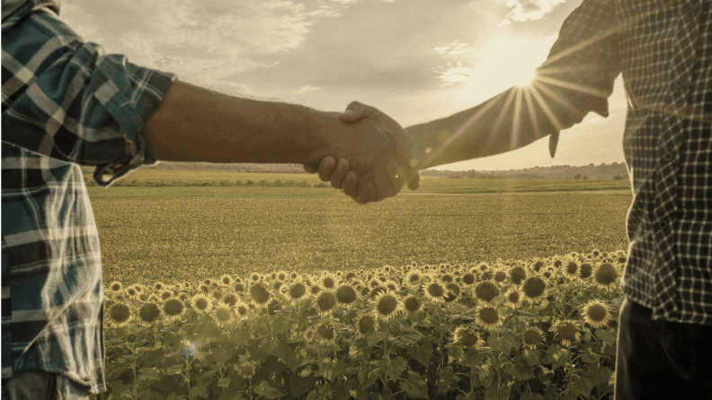 Dos agricultores estrechando sus manos