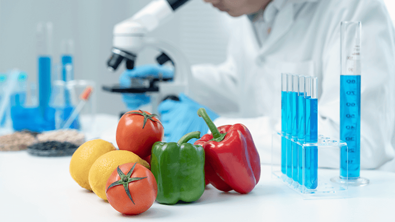 Científico trabajando con alimentos en un laboratorio
