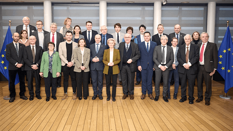 Foto de Familia del Grupo de Diálogo Estratégico de la UE el día de la presentación de su informe final