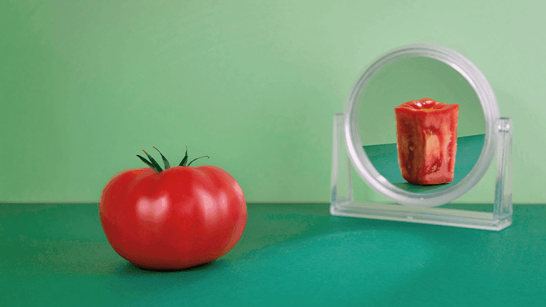 Un tomate frente a un espejo