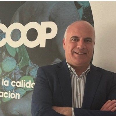 Un hombre sonriendo con los brazos cruzados delante de un panel de texto publicitario. Un hombre sonriendo con los brazos cruzados delante de un panel de texto publicitario.