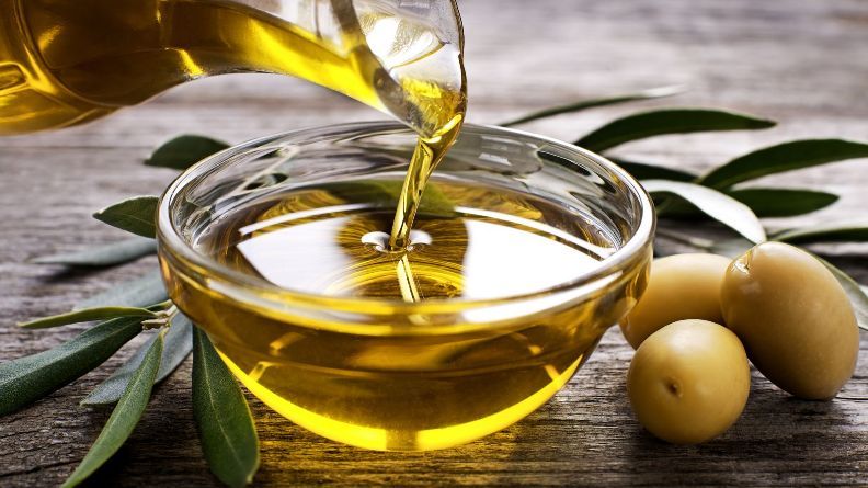 aceite de oliva vertiéndose en un cuenco