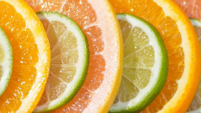 Rodajas de naranjas y limones