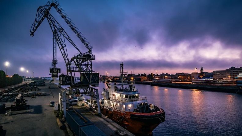 Barco en un puerto para ser cargado de contenedores 