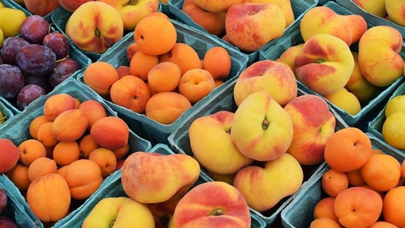 Variedades de frutas de hueso en cajas vistas desde arriba