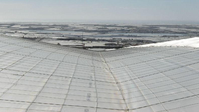 Vista aérea de un mar de plástico