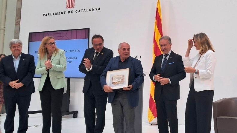 Francesc Renguant recibe el premio Joan Sardá en el Parlamento de Cataluña