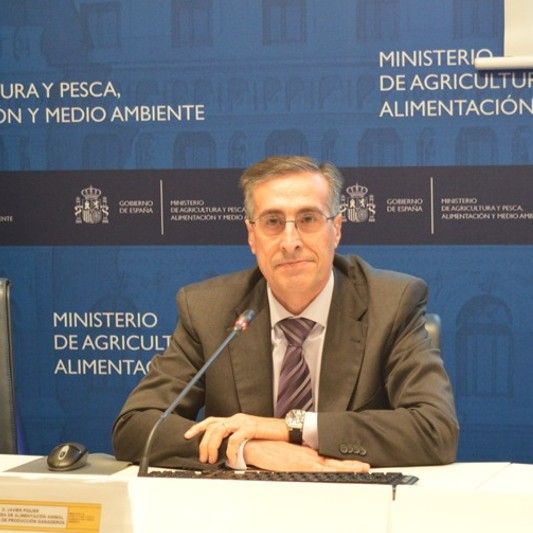 Hombre en conferencia de prensa del Ministerio de Agricultura y Alimentación de España.