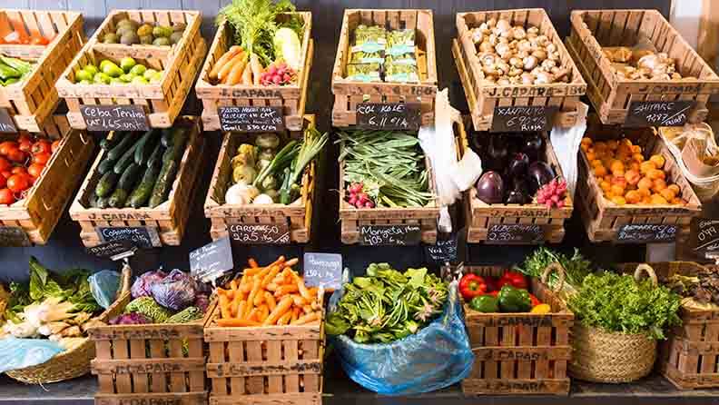Cestas de fruta y verdura variada en un mercado