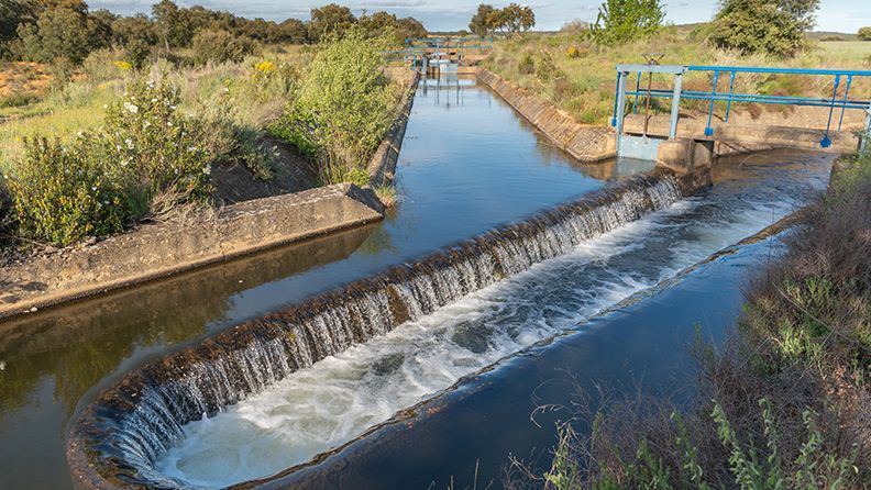 Confluencia de varios canales de riego en la provincia de Zamora (España)
