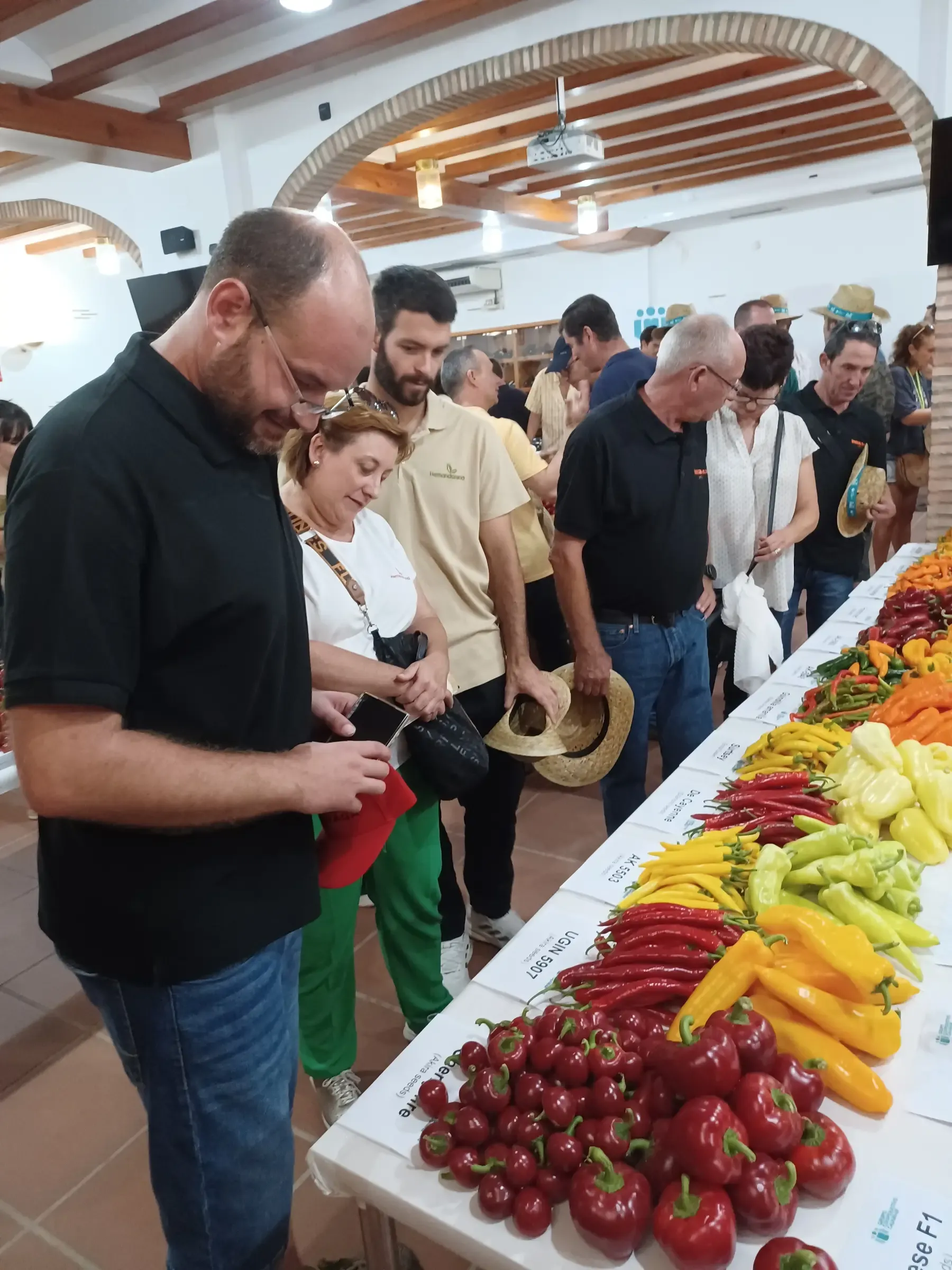 Agricultores, técnicos y empresarios del sector conocen de primera mano los proyectos e investigaciones en marcha en la Jornada de Puertas Abiertas del Centro de Experiencias de Cajamar en Paiporta 