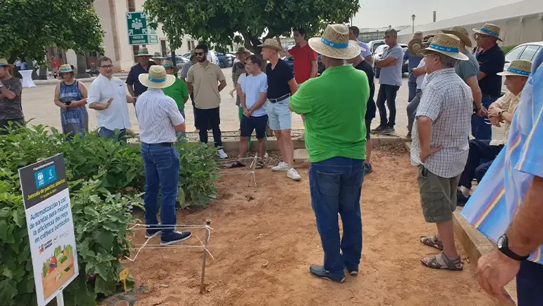 Agricultores, técnicos y empresarios del sector conocen de primera mano los proyectos e investigaciones en marcha en la Jornada de Puertas Abiertas del Centro de Experiencias de Cajamar en Paiporta 