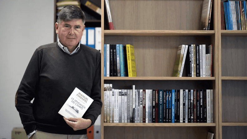 Manuel Pimentel posa con su libro, 'La venganza del campo'