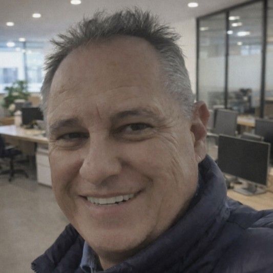 Hombre sonriendo en una oficina.