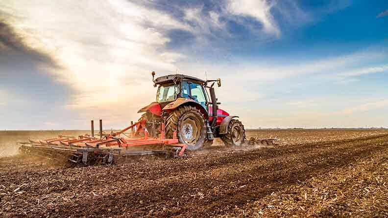 Tractor trabajando un suelo agrícola