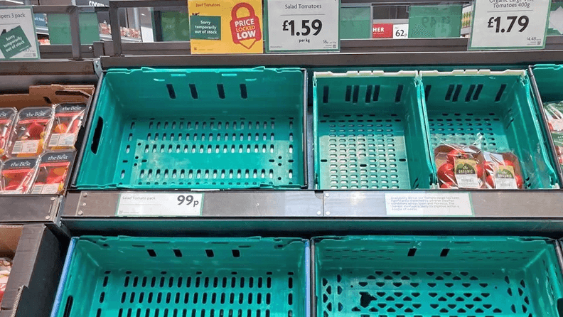 Lineales de frutas y hortalizas vacíos en un supermercado inglés