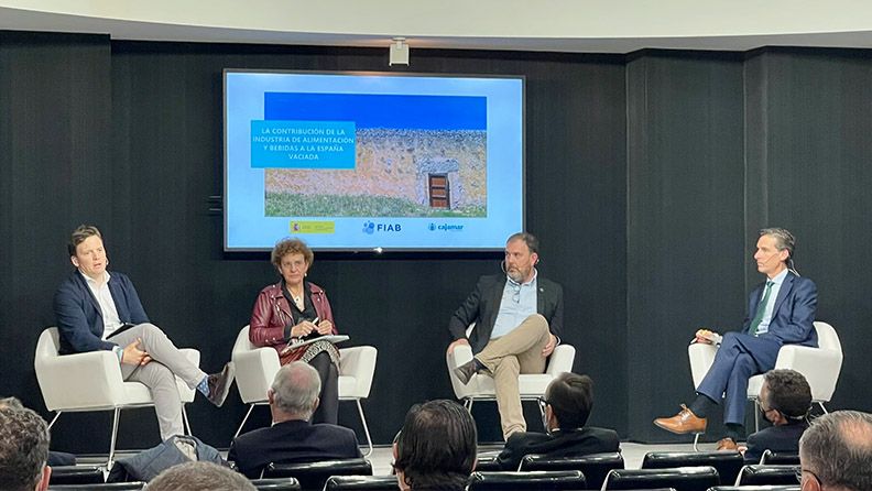 imagen de La presentación del informe se cerró con una mesa redonda sobre moderada por Raúl Ortega, director territorial de Cajamar, sobre el impacto positivo de la industria agroalimentaria en Castilla y León, en la que intervinieron Miguel Antona (INNOPORC), Beatriz Escudero (Pharmadus) y Vicente Orihuela (Bodegas Cuatro Rayas).