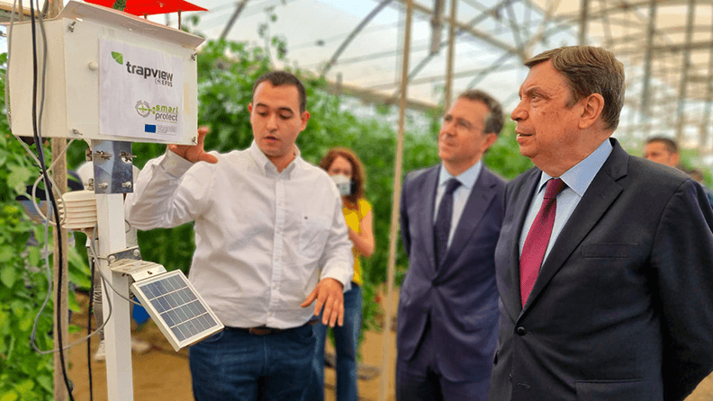 El director de la Estación Experimental Cajamar explica nuestros ensayos sobre riego eficiente al ministro.