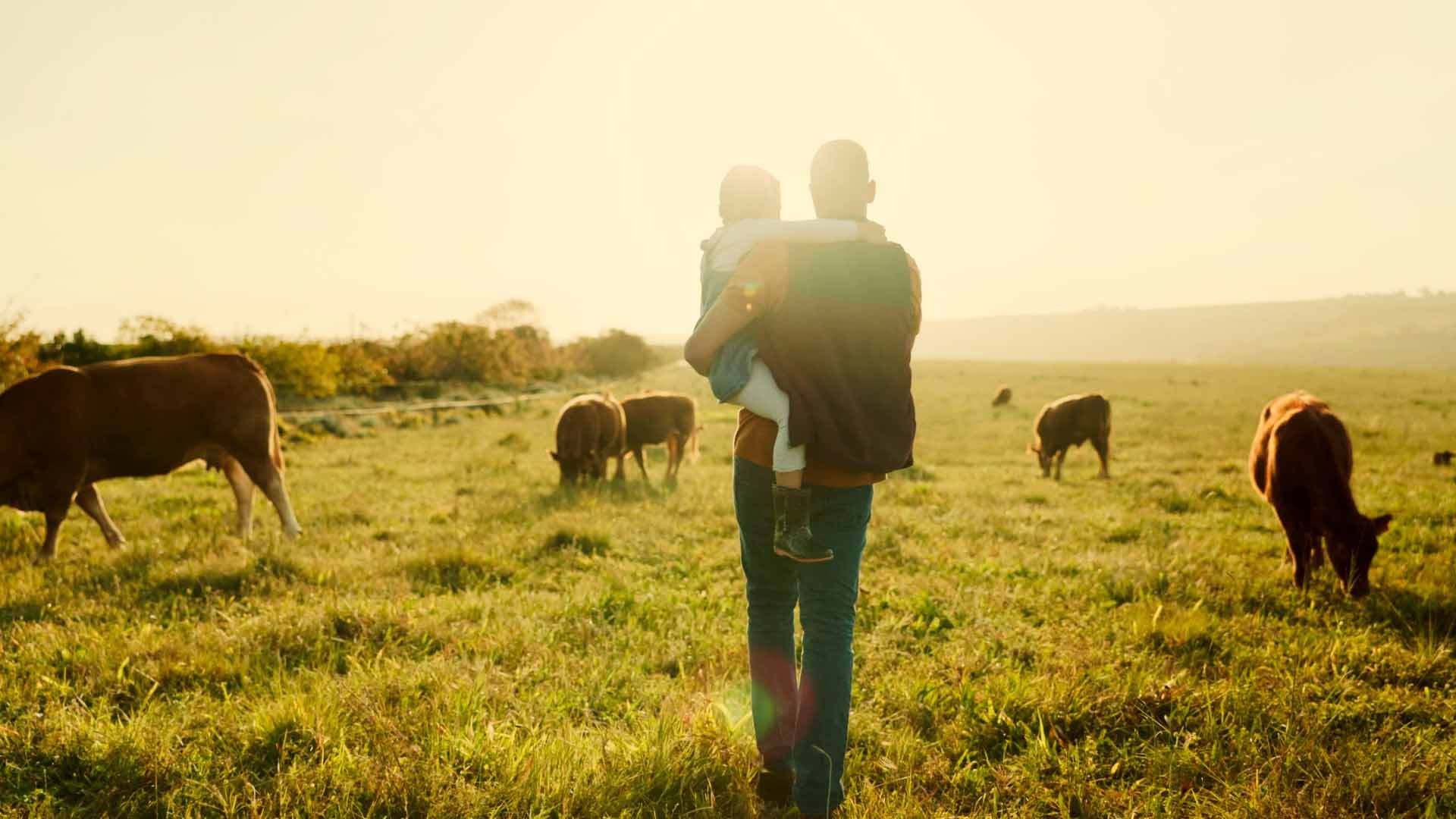Familia de ganaderos en el campo
